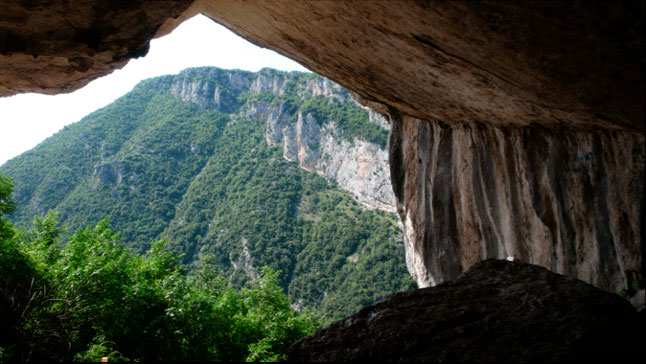 VIDEO/Nxirret nga humnera  në Tiranë, një nga të rinjtë që ra aty