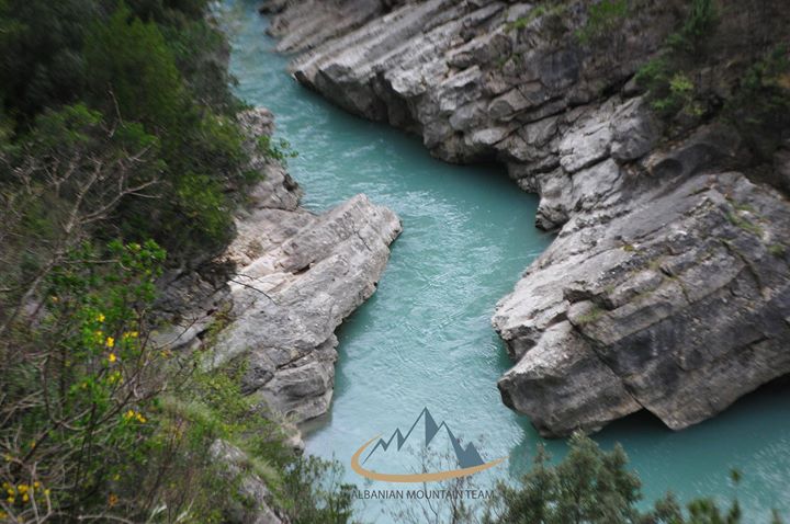Tiranë, dy turistë bien te “Shpella e Pëllumbasit”, njërin e merr rrjedha tjetri mbetet në shkëmb