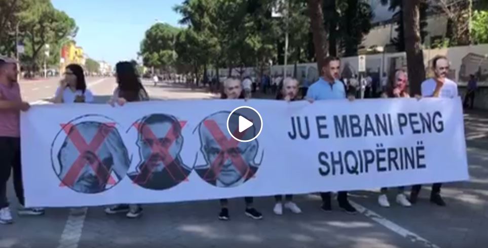 PROTESTA & VIDEO/ “Poshtë Pashallarët e Krimit”