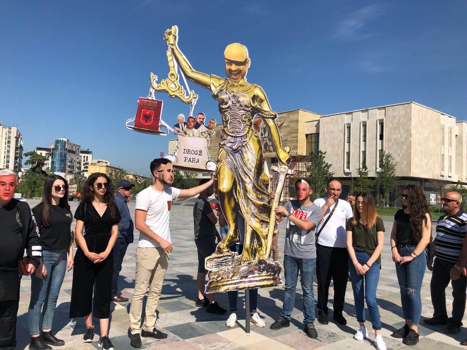 PROTESTA & VIDEO/ Mbërrijnë simbolet e opozitës në shesh