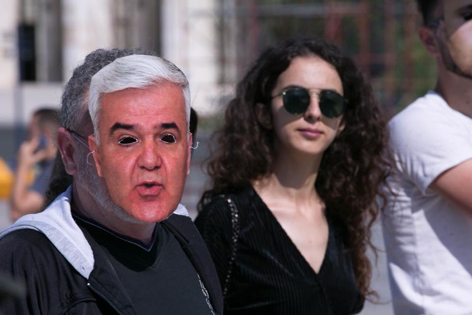 PROTESTA & VIDEO/ Mbërrijnë simbolet e opozitës në shesh