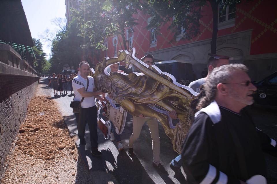 PROTESTA & VIDEO/ Mbërrijnë simbolet e opozitës në shesh