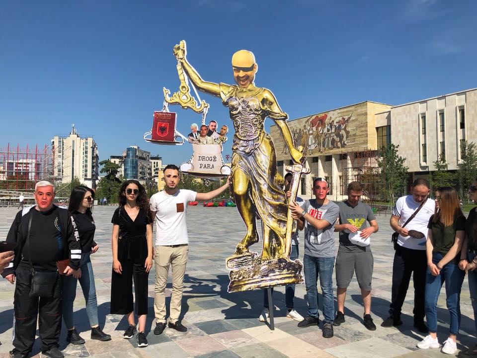 PROTESTA & VIDEO/ Mbërrijnë simbolet e opozitës në shesh