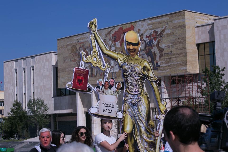 PROTESTA & VIDEO/ Mbërrijnë simbolet e opozitës në shesh