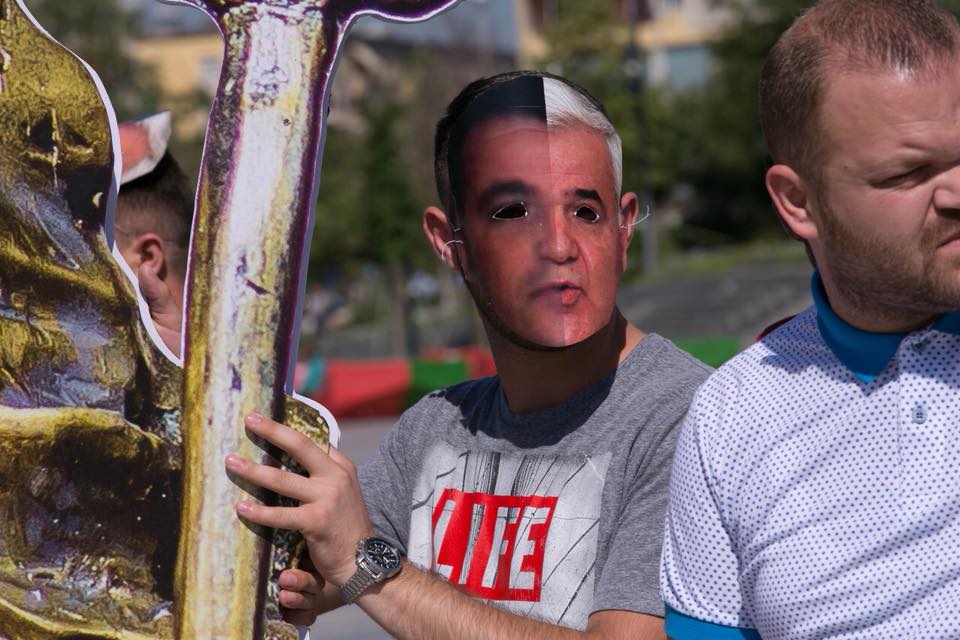 PROTESTA & VIDEO/ Mbërrijnë simbolet e opozitës në shesh