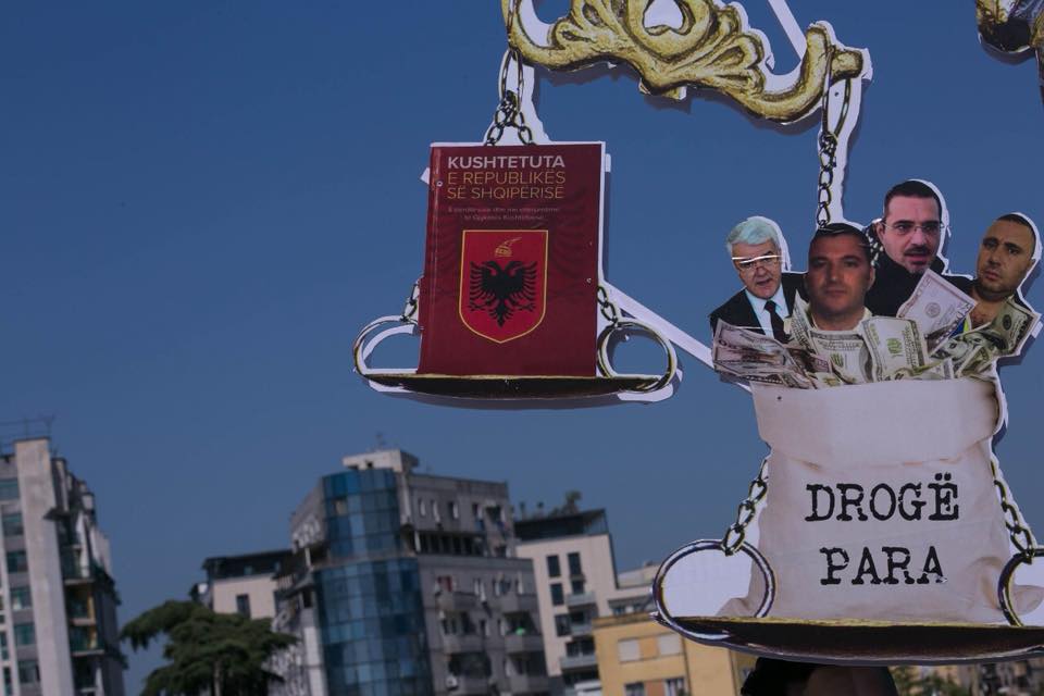 PROTESTA & VIDEO/ Mbërrijnë simbolet e opozitës në shesh