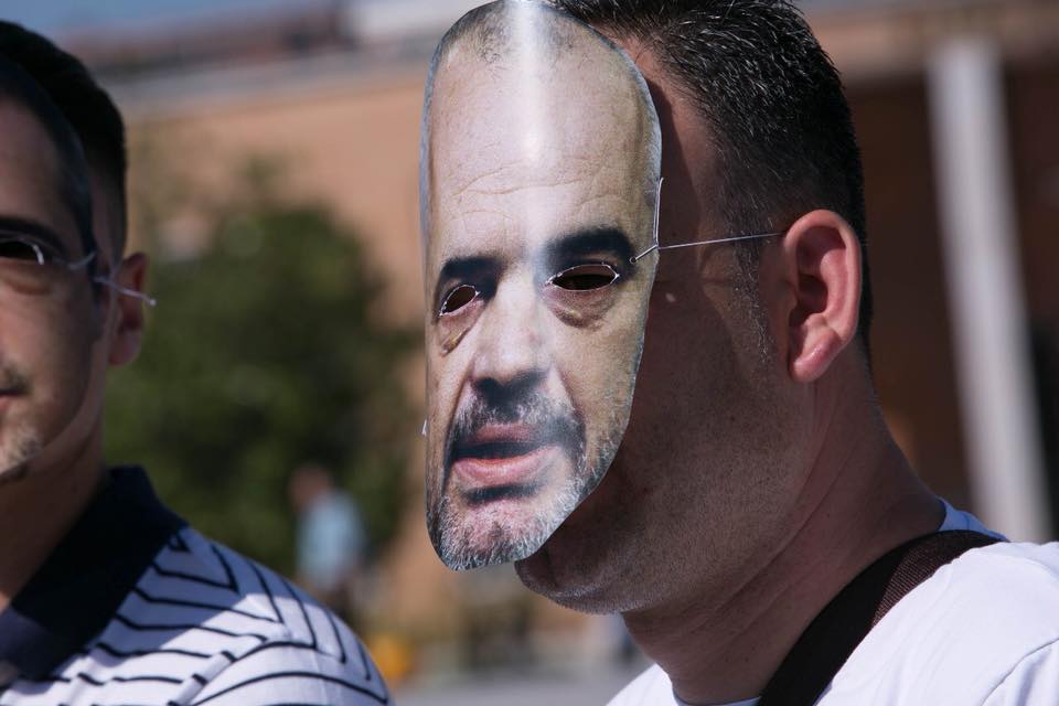 PROTESTA & VIDEO/ Mbërrijnë simbolet e opozitës në shesh