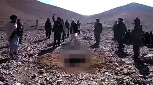 Masakrohet me gurë për vdekje, gruaja me 11 burra