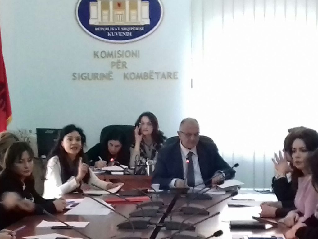 VIDEO REPLIKAT/ Fati i Xhafajt në dorën e Elisës, Spiropali “e vetme trime në luftë”