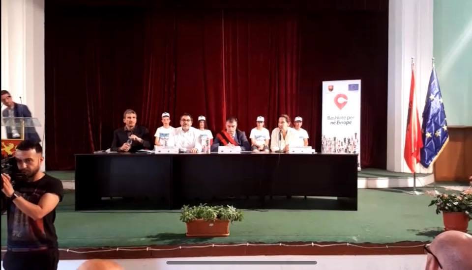 FOTO GALERI/ Tërmet Peçi “e tund” sërish, mbush sallën me fëmijë për nder të Ali Pashës