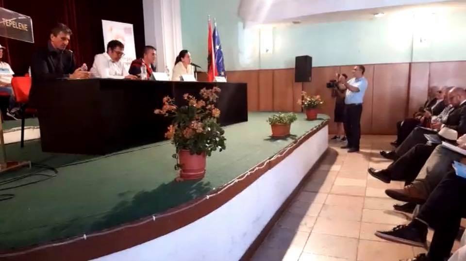 FOTO GALERI/ Tërmet Peçi “e tund” sërish, mbush sallën me fëmijë për nder të Ali Pashës