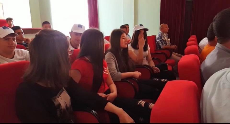 FOTO GALERI/ Tërmet Peçi “e tund” sërish, mbush sallën me fëmijë për nder të Ali Pashës