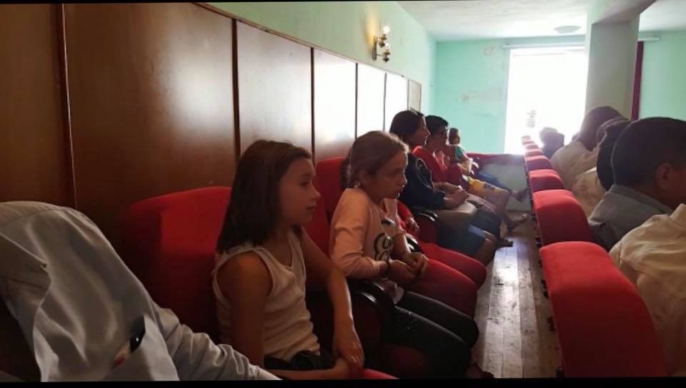 FOTO GALERI/ Tërmet Peçi “e tund” sërish, mbush sallën me fëmijë për nder të Ali Pashës