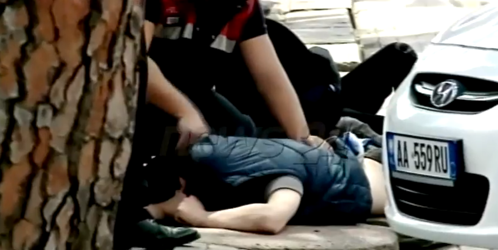 VIDEO & DETAJE/ Tiranë, përleshje me thika përballë Presidencës, ja pamjet e studentëve të plagosur