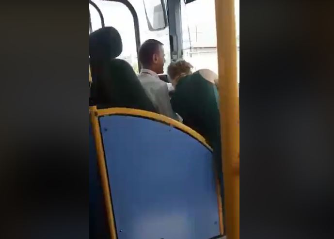 VIDEO/ Shoferët e urbanëve në Tiranë japin leksione “autoshkolle”, vajza me minifund bën xhiron e internetit