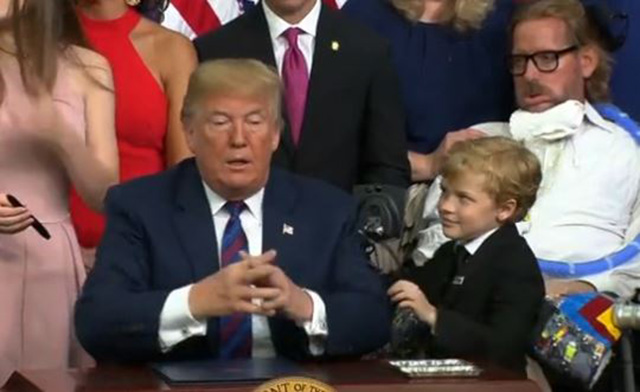 VIDEO & FOTO GALERI/ Vogëlushi 8-vjeçari i shkrin të gjithë së qeshuri, përpiqet disa herë të përqafojë Presidentin Trump