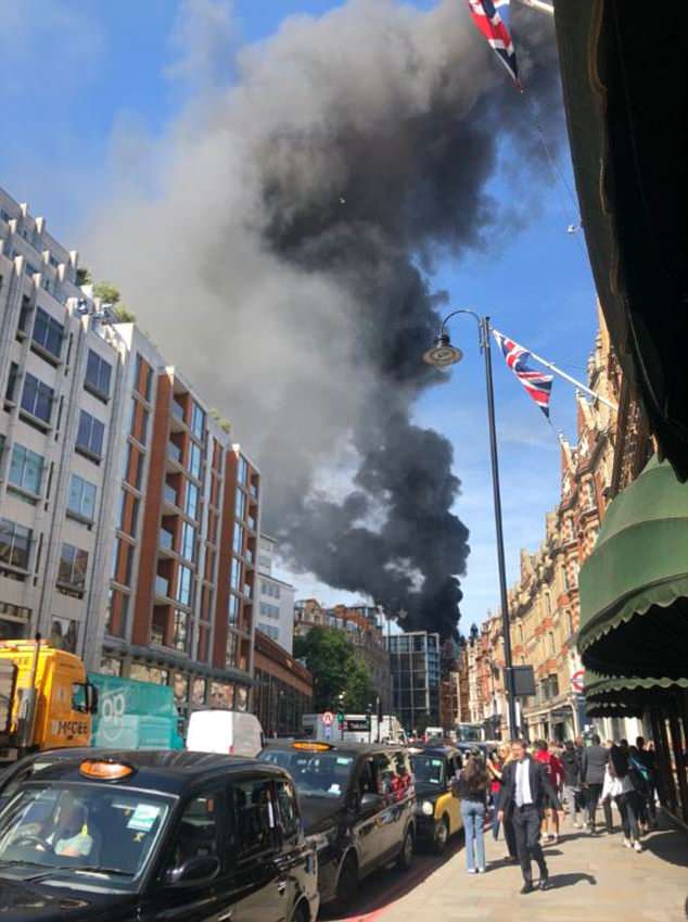 FOTO & VIDEO/Përfshihet nga flakët hoteli luksoz në qendër të qytetit