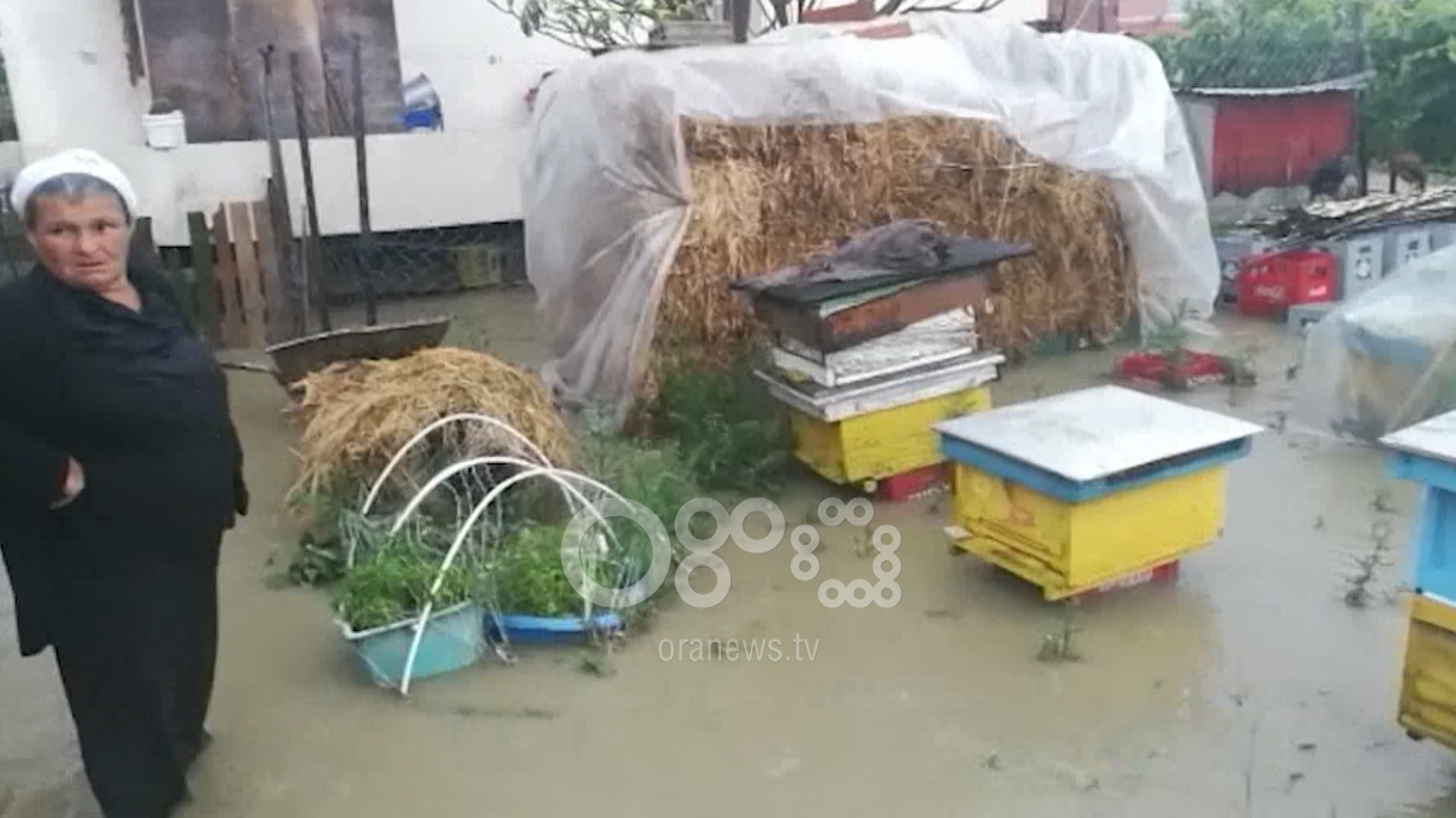 FOTO/Rreshjet në Cërrik përmbytin gjithcka, banorët të shqetësuar