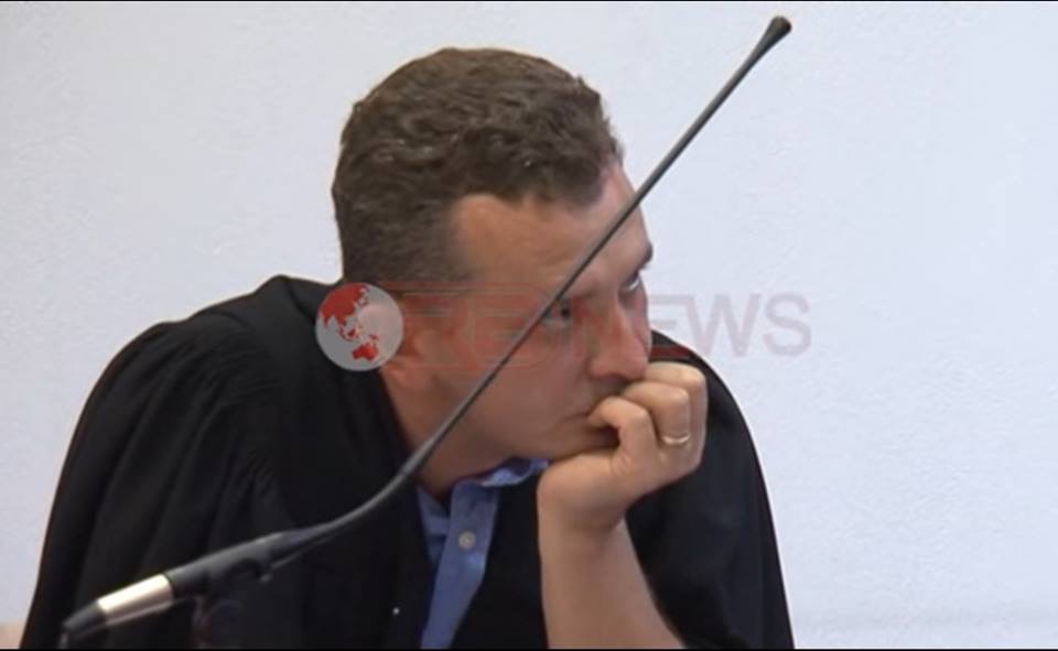 Gazetaret e kronikes i sulen vettingut: Shkarkuan prokurorin per arsye politike