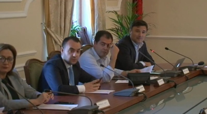 Gjonaj tek Ligjet. Alibeaj : Mos ia mbath po na fol për Tahirin, Fatmir Xhafajn, Agron Xhafajn e Nezar Seitin!