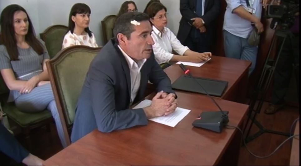 VIDEO RRËFIM/ Bledi Kasmi para deputetëve: Aty ishim shumë gazetarë, nuk e di pse shkopi i hekurt më zgjodhi mua