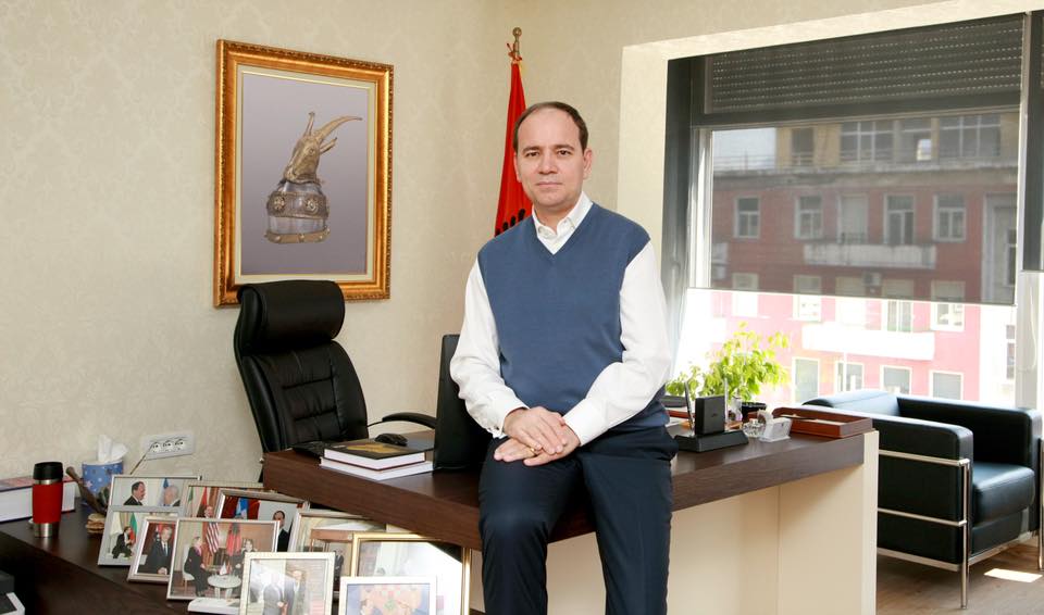 BUJAR NISHANI/ Po ringjallin sojin e Haxhi Qamilit, në mes të Tiranës