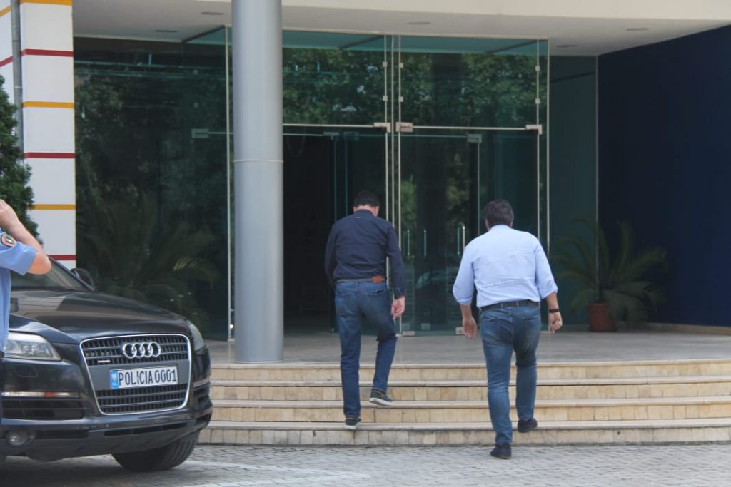 SKANDAL & FOTO GALERI/ Survejimi familjarisht i Lulzim Bashës, deputetët e PD mësyjnë te Policia e Shtetit