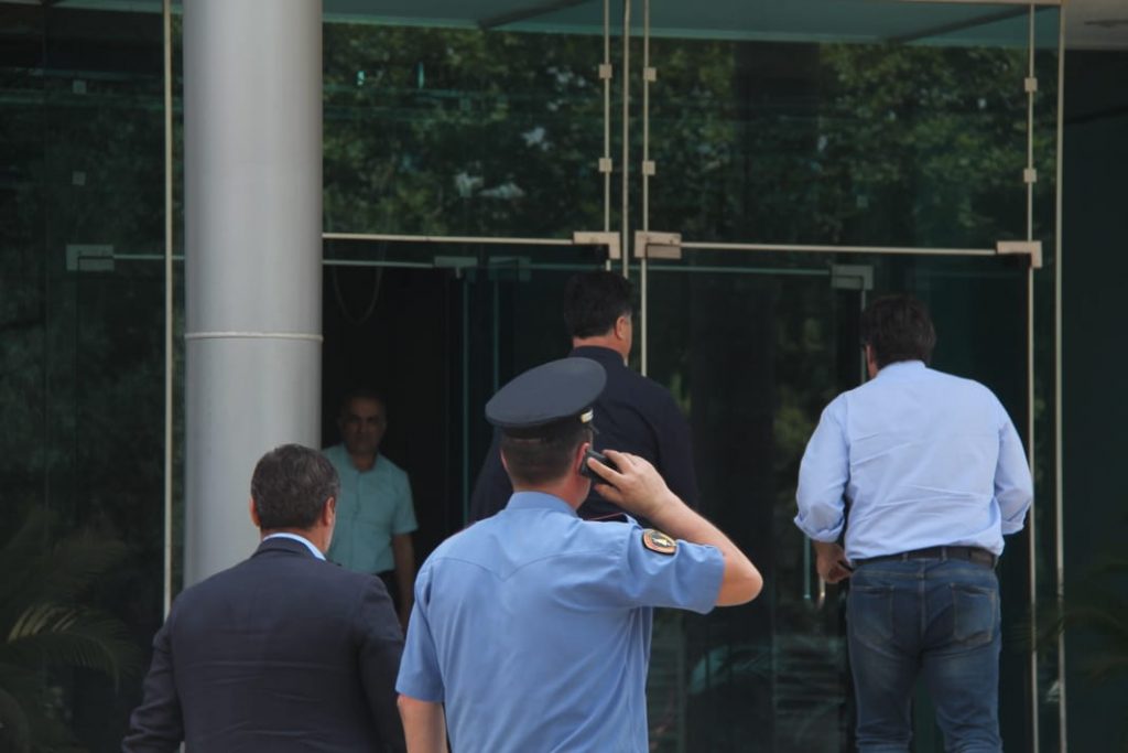 SKANDAL & FOTO GALERI/ Survejimi familjarisht i Lulzim Bashës, deputetët e PD mësyjnë te Policia e Shtetit
