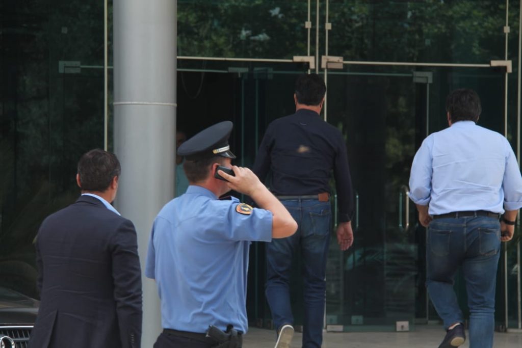 SKANDAL & FOTO GALERI/ Survejimi familjarisht i Lulzim Bashës, deputetët e PD mësyjnë te Policia e Shtetit