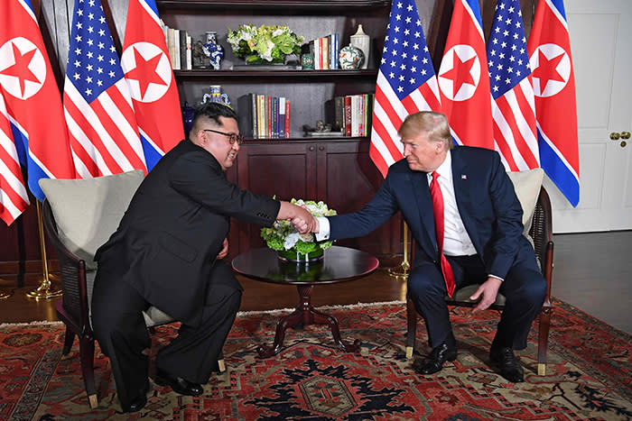 FOTO GALERI/ Donald Trump dhe Kim Jong Un bëjnë histori – Firmosin marrëveshje të rëndësishme