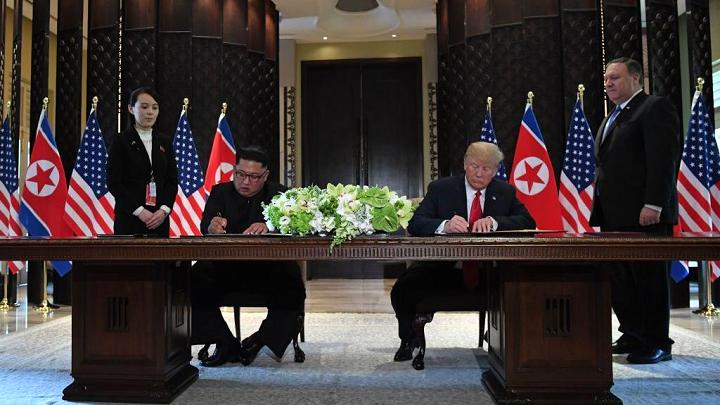 FOTO GALERI/ Donald Trump dhe Kim Jong Un bëjnë histori – Firmosin marrëveshje të rëndësishme