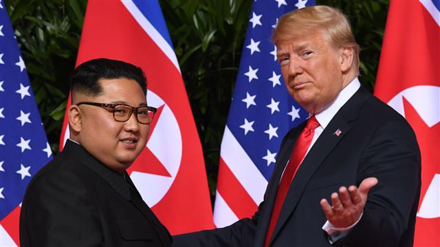 FOTO GALERI/ Donald Trump dhe Kim Jong Un bëjnë histori – Firmosin marrëveshje të rëndësishme