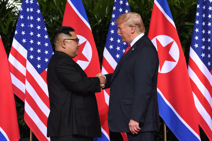 FOTO GALERI/ Donald Trump dhe Kim Jong Un bëjnë histori – Firmosin marrëveshje të rëndësishme