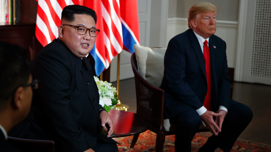 FOTO GALERI/ Donald Trump dhe Kim Jong Un bëjnë histori – Firmosin marrëveshje të rëndësishme
