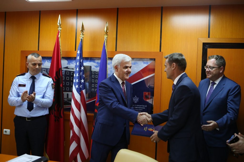 FOTO GALERI/ Fatmir Xhafaj gjen një pretekst për “të trokitur” në ambasadën amerikane, por Donald Lu nuk “gjendej” aty