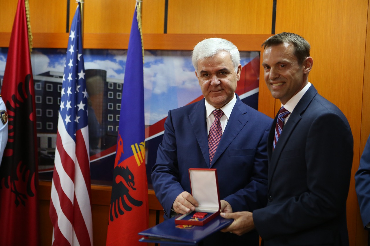 FOTO GALERI/ Fatmir Xhafaj gjen një pretekst për “të trokitur” në ambasadën amerikane, por Donald Lu nuk “gjendej” aty