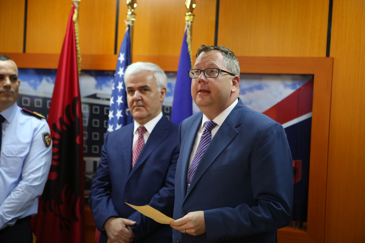 FOTO GALERI/ Fatmir Xhafaj gjen një pretekst për “të trokitur” në ambasadën amerikane, por Donald Lu nuk “gjendej” aty