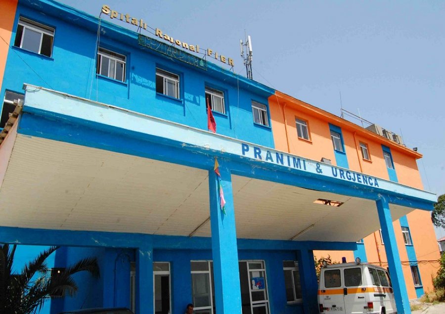 Ballsh, fëmija bie nga tarraca e katit të dytë