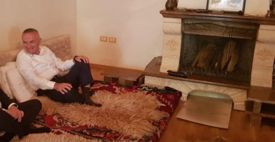 FOTO GALERI/ Presidenti Ilir Meta “shtrohet këmbëkryq” në Kukës me deputetin e PD…