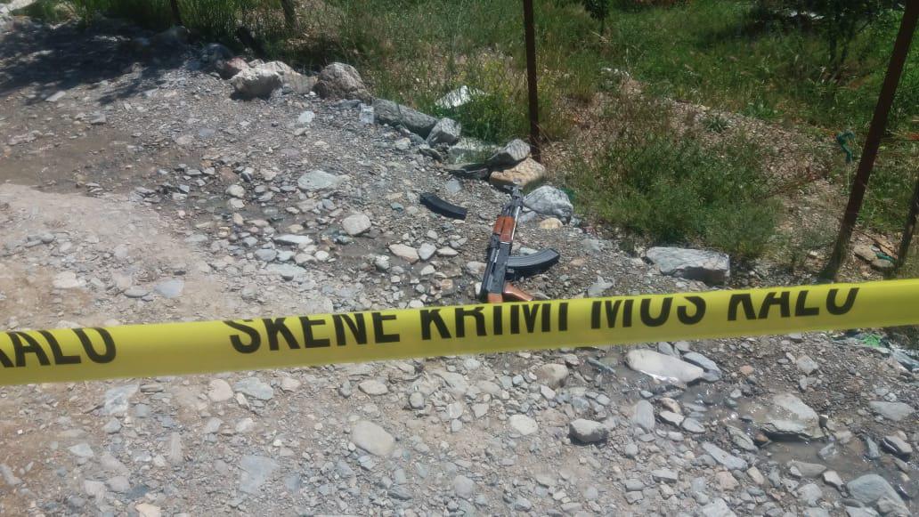 FOTO & VIDEO/Në shtëpinë ku djali vrau nënën dhe babain ,gjak dhe plumba brenda saj