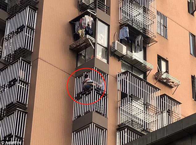 VIDEO/Vajza 7-vjecare bie nga kati i 6-të, fqinji e “shpëton” me jastëk