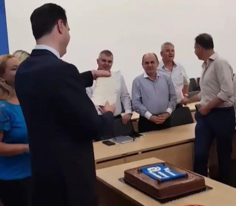 FOTO LAJM/ Basha feston ditëlindjen, ja surpriza që i bënë deputetët dhe dhurata e Berishës