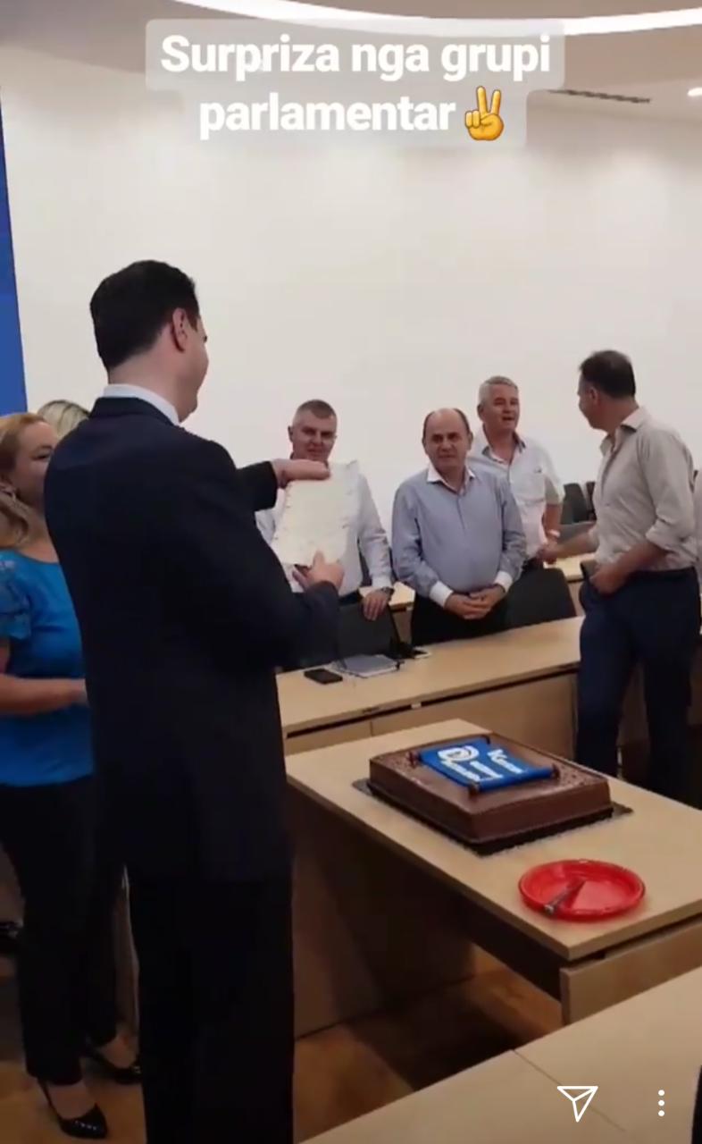 FOTO LAJM/ Basha feston ditëlindjen, ja surpriza që i bënë deputetët dhe dhurata e Berishës