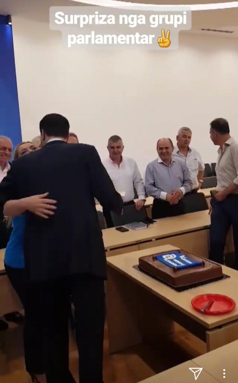 FOTO LAJM/ Basha feston ditëlindjen, ja surpriza që i bënë deputetët dhe dhurata e Berishës