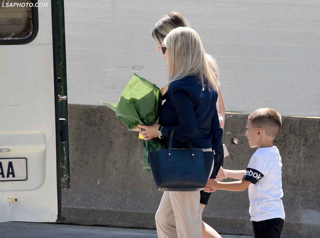 FOTO GALERI/ Kaloi Vetting-un me sukses, fëmijët e presin me tufë me lule mamin gjyqtare