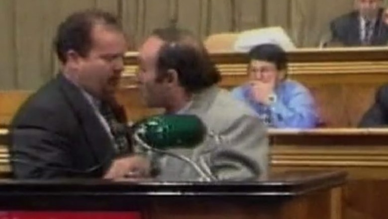 Skandal/ Atentatorit i Azem Hajdarit nga sot “Qytetar Nderi”.  Çfarë bënë këshilltarët e djathtë