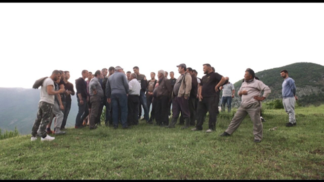 FOTO/ Fushë-Bulqizë, protestë kundër shfrytëzimit të pyjeve në Malin e Bardhë