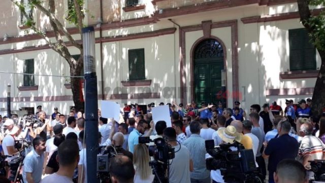 VIDEO/Nis protesta e njoftuar nga FRPD dhe LRI përballë Ministrisë së Brendshme