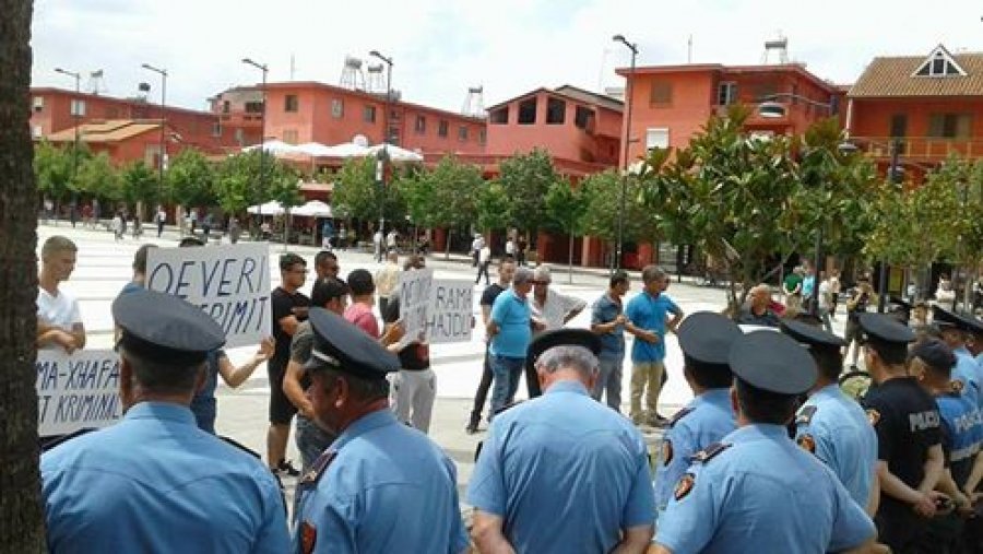 FOTO GALERI/ Edi Rama pritet me protesta në Lushnje: Qeveri mafioze, qeveri e drogës, Rama hajdut