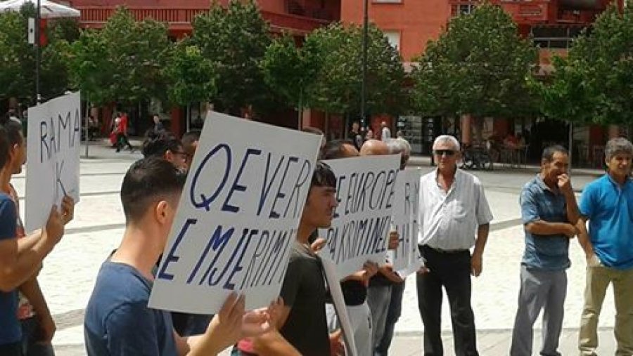 FOTO GALERI/ Edi Rama pritet me protesta në Lushnje: Qeveri mafioze, qeveri e drogës, Rama hajdut